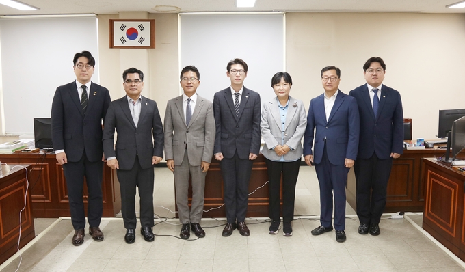 이동훈(가운데) 안양시의회 총무경제위원장이 18일 간담회를 마친 뒤 위원들과 기념촬영을 하고 있다. (사진=안양시의회 제공)