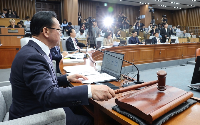 18일 국회에서 열린 김민석 국무총리 임명 동의에 관한 인사청문특별위원회 회의에서 국민의힘 소속 이종배 위원장이 의사봉을 두드리고 있다. (사진=연합뉴스)