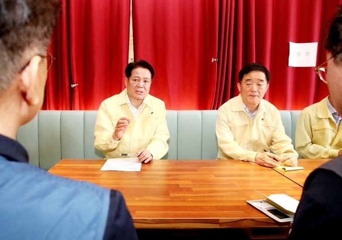 최대호(왼쪽) 안양시장이 18일 강득구 국회의원과 함께 신안산선 붕괴 사고수습본부 상황실에서 시행사, 시공사 관계자를 만나 적극적인 대응을 촉구하고 있다.(사진=안양시 제공)