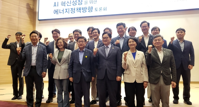 우원식 국회의장이 18일 국회 의원회관 대회의실에서 열린 AI 혁신성장을 위한 에너지정책방향 토론회에서 참석자들과 기념촬영하고 있다. (사진=한주희 기자)