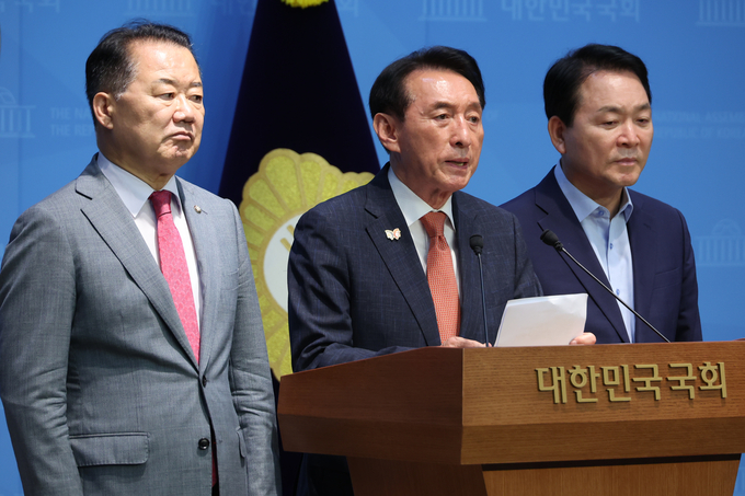 국민의힘 소속 김석기 외교통일위원장(가운데), 성일종 국방위원장(오른쪽), 신성범 정보위원장이 18일 국회 소통관에서 법제사법위원장을 국민의힘이 맡아야 한다고 주장하는 기자회견을 하고 있다. 김석기·성일종·신성범 의원은 국회 법제사법위원장 자리를 국민의힘에 넘기면 자신들이 맡고 있는 국회 외교통일, 국방, 정보위원회 위원장 자리를 더불어민주당에 넘길 의향이 있다고 말했다. (사진=연합뉴스)