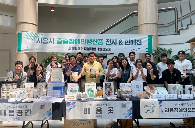 임병택 시흥시장은 “이번 전시를 통해 장애인직업재활시설 홍보 및 장애인 생산품에 관한 관심을 높이고, 사회적 인식이 개선돼 구매가 촉진되길 바란다”라며 “더욱 많은 장애인 근로자의 일자리를 제공할 수 있는 환경을 조성하는 데 최선을 다하겠다”라고 말했다. (사진=시흥시 제공).