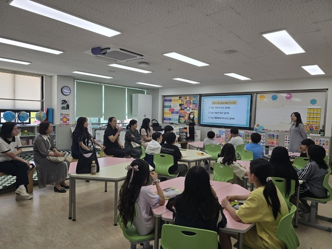 시흥교육지원청은 지난 28일 군서미래국제학교에서 "2025 외국어 원어민 협력수업 공개 및 나눔"워크숍을 열고 의사소통 역량중심 외국어교육 모델을 공유하였다.(사진=시흥교육지원청 제공)