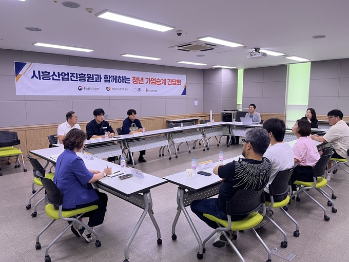 시흥산업진흥원은 청년 가업승계자들의 성장과 실질적인 협업을 지원하기 위한 '소공인 청년교류회' 간담회를 개최했다. (사진=시흥산업진흥원 제공)
