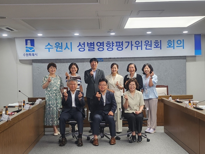 김현수 수원시 제1부시장(사진 아랫줄 가운데)이 수원시 성별평가위원회 위원들과 기념사진을 촬영하고 있다. (사진=수원시 제공)
