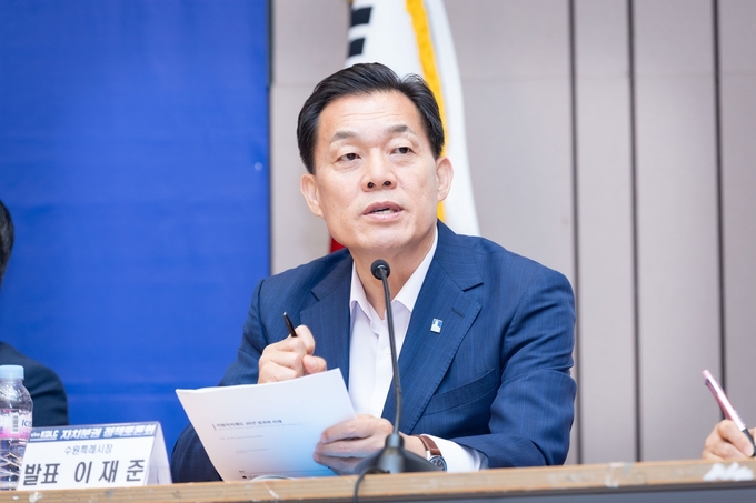 이재준 수원시장이 지난 18일 열린 ‘2025 KDLC 지방자치분권 실현을 위한 정책토론회’에서 발표하고 있다. (사진=이재준 수원시장 SNS 갈무리)