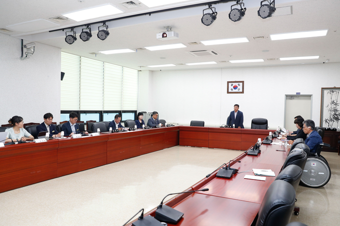화성특례시 지방자치 연구회가 최근 의회 회의장에서 연구용역 착수보고회를 가졌다. (사진=화성시의회 제공)