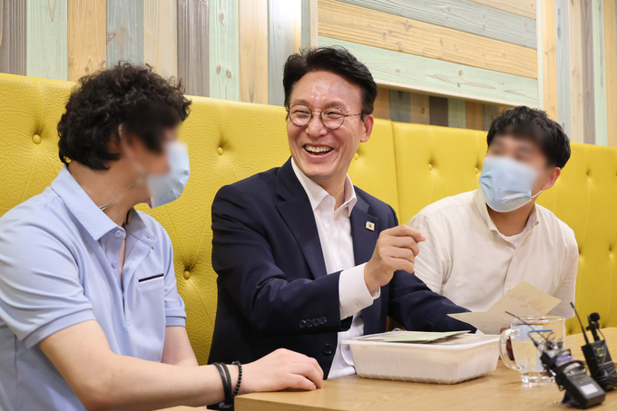 김민석 국무총리 후보자가 19일 서울 영등포구 꿈더하기 사회적협동조합에서 열린 발달장애인 일자리 현장 간담회에서 발언하고 있다. (사진=연합뉴스)
