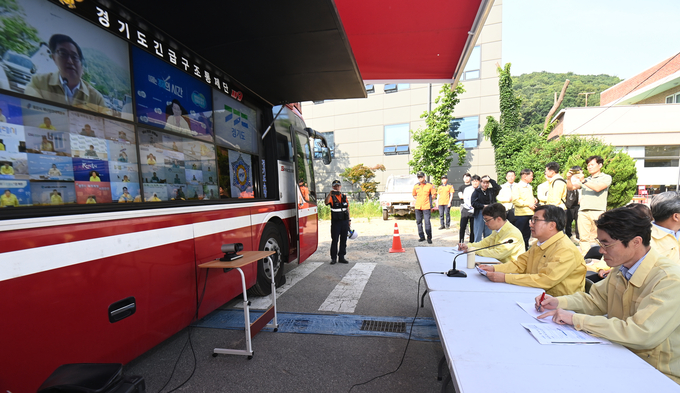 김동연 경기도지사가 19일 오전 광명시 일직동 인근 신안산선 제5-2공구 터널공사 붕괴 현장을 방문해 장마철을 앞두고 풍수해 대비태세 점검을 마치고 화상 회의를 하고 있다. (사진=옥지훈 기자)