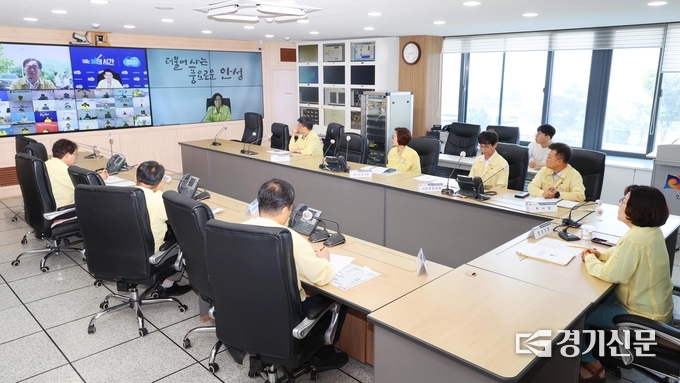 감보라 안성시장 및 부서장들이 여름철 재난 대비태세 점검 시군 단체장 영상회의에 참여하고 있다(사진=안성시 제공)