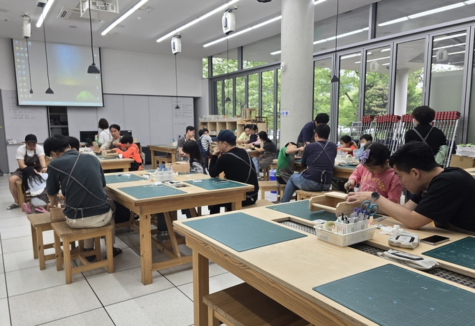 미추홀구 양성평등 기금 사업 중 하나인 ‘뚝딱 나무 놀이터’ 프로그램. ( 사진 =미추홀구 제공 )
