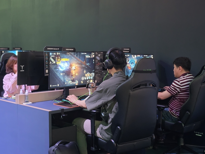 방문객이 PC로 로스트아크 모바일을 시연하고 있다. (사진=이효정 기자)