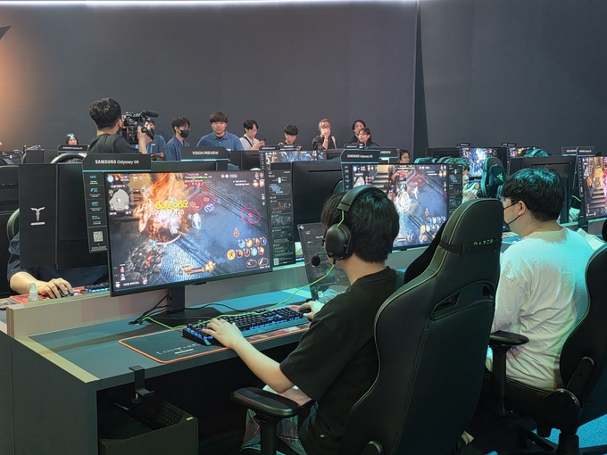 방문객이 PC로 로스트아크 모바일을 시연하고 있다. (사진=이효정 기자)