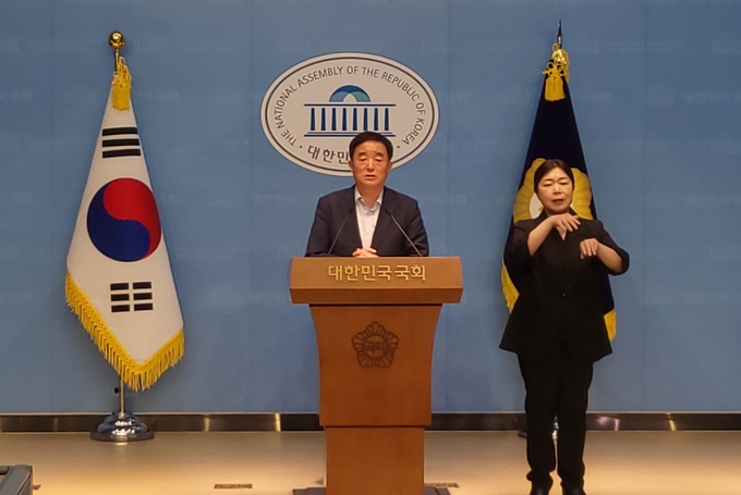 강득구(민주·안양만안) 의원이 19일 국회 소통관에서 기자회견을 열고 주진우 국민의힘 의원의 사퇴를 촉구하고 있다. (사진=한주희 기자)