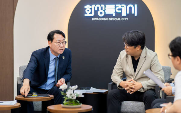 차지호 국회의원이 정명근 화성특례시장(왼쪽)과 물류센터 건립문제에 대해 대화를 나누고 있다. (사진=차지호 국회의원실 제공)
