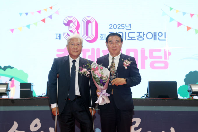 이재식 수원시의회 의장이 경기도지체장애인협회로부터 감사패를 수상했다. (사진=수원시의회 제공)