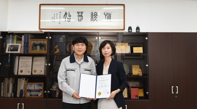 이미자 중소벤처기업연수원 원장(오른쪽)이 박학순 ㈜한국프로테크 대표에게 ‘2025년 연수원 패밀리기업’ 지정서를 수여한 뒤 기념사진을 찍고 있다. (사진=중소벤처기업연수원 제공)