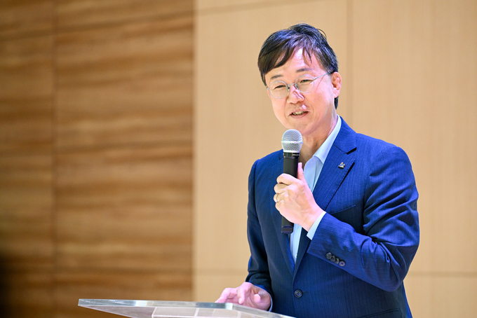 이민근 시장이 원곡초등학교 미래 학교 준공식에서 인사말을 하고 있다. (사진=안산시 제공)