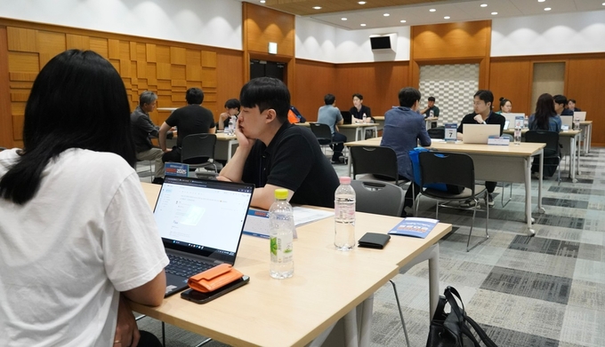 화성산업진흥원은 서울 코엑스에서 개최된 ‘MARS 2025’의 핵심 프로그램인 ‘데모데이’ 현장 모습. (사진=화성산업진흥원 제공)