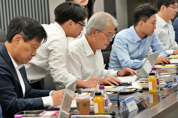 임종룡 우리금융그룹 회장이 직접 챗GPT 업무 활용 실습을 하고 있다. (사진=우리금융그룹 제공)