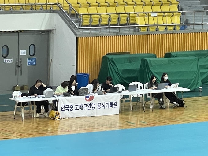 지난 11일 전라북도 익산시 익산팔봉실내체육관에서 열린 2025 익산보석배 전국 중·고 배구대회서 공식기록원이 기록하고 있다. (사진=류초원 기자)