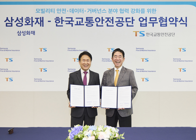 이문화 삼성화재 사장(왼쪽)과 정용식 한국교통안전공단 이사장이 기념촬영을 하고 있다. (사진=삼성화재 제공)