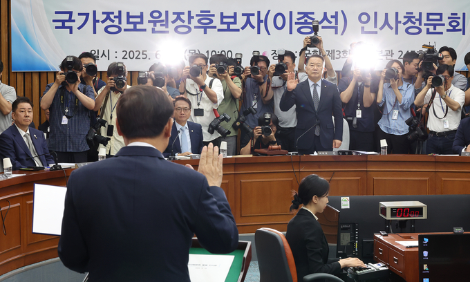  이종석 국가정보원장 후보자가 19일 국회 정보위원회에서 열린 인사청문회에서 선서하고 있다. (사진=연합뉴스)