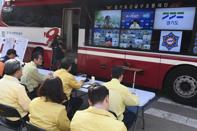 김동연 경기도지사가 19일 오전 광명시 일직동 인근 신안산선 제5-2공구 터널공사 붕괴 현장을 방문해 장마철을 앞두고 풍수해 대비태세 점검을 마치고 화상 회의를 하고 있다. ( 사진 = 옥지훈 기자 )