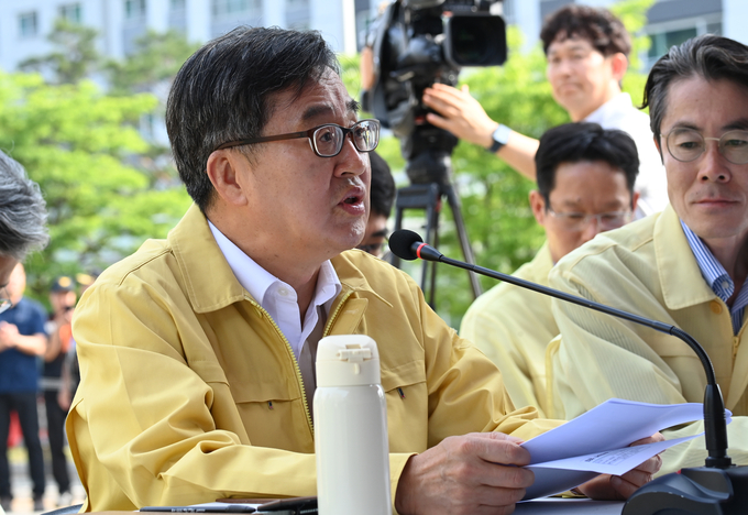 김동연 경기도지사가 19일 오전 광명시 일직동 인근 신안산선 제5-2공구 터널공사 붕괴 현장을 방문해 장마철을 앞두고 풍수해 대비태세 점검을 마치고 화상 회의를 하고 있다. ( 사진 = 옥지훈 기자 )