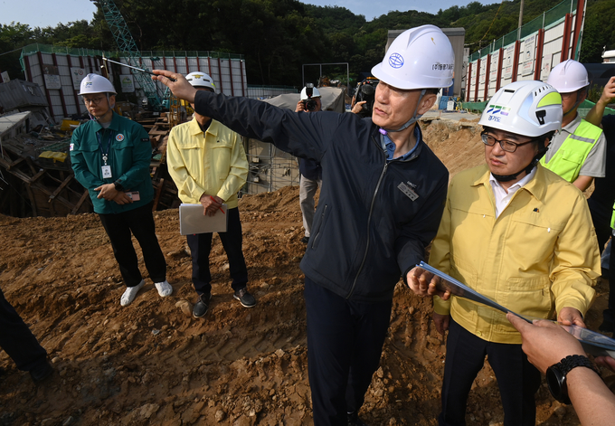 김동연 경기도지사가 19일 오전 광명시 일직동 인근 신안산선 5-2공구 터널공사 붕괴 현장을 방문해 장마철을 앞두고 풍수해 대비태세 점검을 하고 있다. ( 사진 = 옥지훈 기자 )