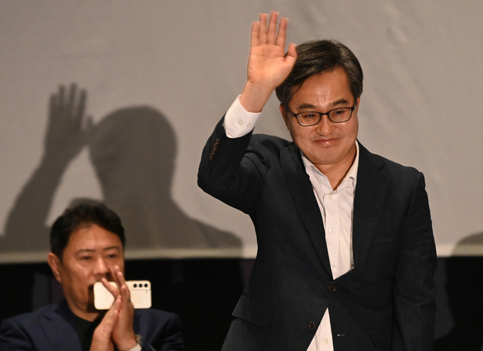김동연 경기도지사가 19일 수원시 라마다 호텔 그랜드블룸홀에서 열린 '경기도 주4.5일제 참여기업 업무협약식 및 타운홀미팅'에서 참석자들에게 손을 들어 인사하고 있다.