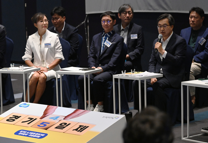 김동연 경기도지사가 19일 수원시 라마다 호텔 그랜드블룸홀에서 열린 '경기도 주4.5일제 참여기업 업무협약식 및 타운홀미팅'에서 인사말을 하고 있다.