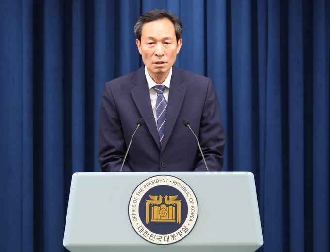 우상호 정무수석이 19일 용산 대통령실에서 이재명 대통령과 여야 지도부 오찬 예정 관련 브리핑을 하고 있다. (사진=연합뉴스)