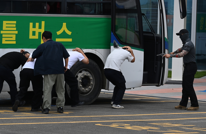 19일 평택시 평택당진항여객터미널에서 열린 '군·경·소방 관계기관 대테러 합동훈련'에서 테러범이 인질을 납치하고 있다.
