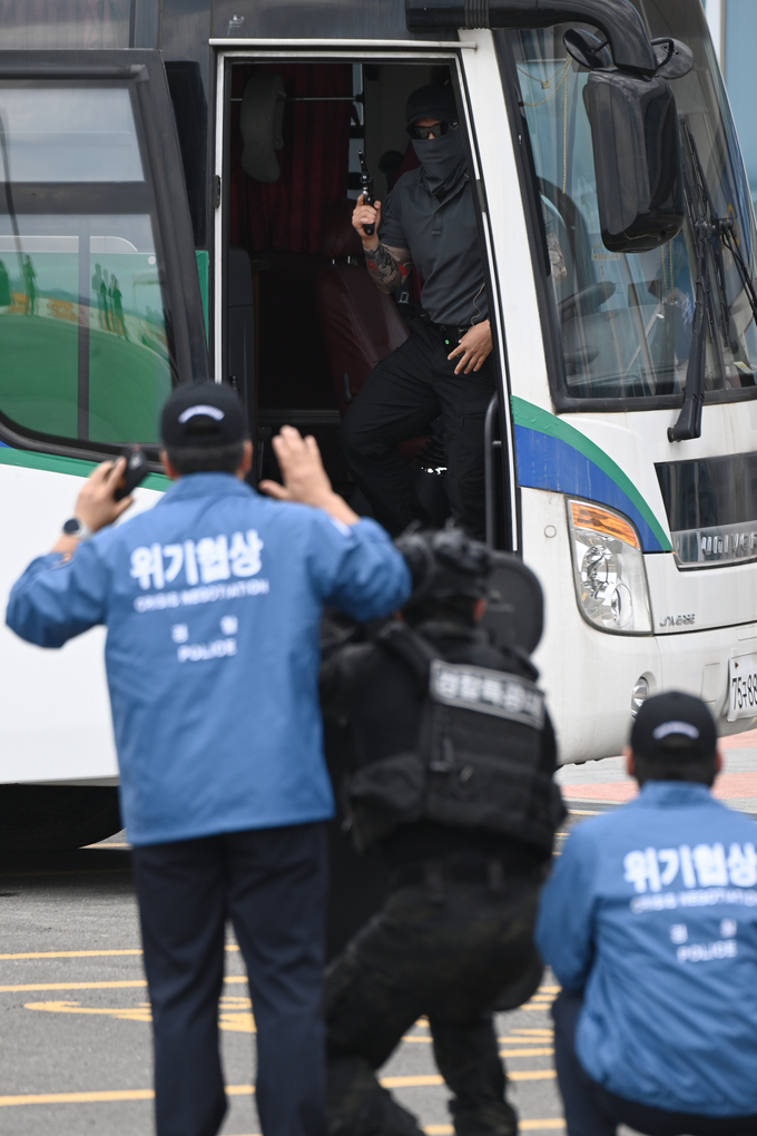 19일 평택시 평택당진항여객터미널에서 열린 '군·경·소방 관계기관 대테러 합동훈련'에서 협상팀이 테러범과 접촉하고 있다.