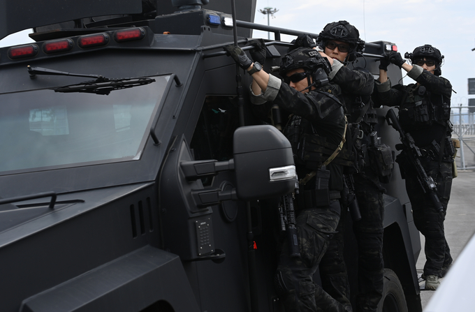 19일 평택시 평택당진항여객터미널에서 열린 '군·경·소방 관계기관 대테러 합동훈련'에서 경찰특공대가 투입되고 있다.