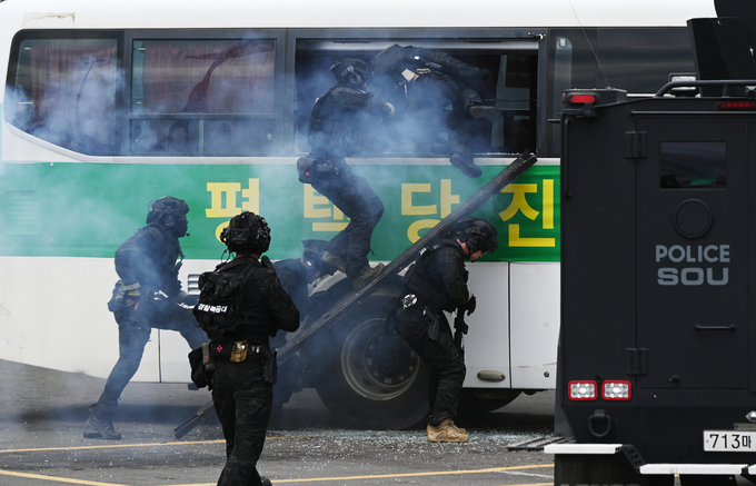 19일 평택시 평택당진항여객터미널에서 열린 '군·경·소방 관계기관 대테러 합동훈련'에서 경찰특공대가 투입되고 있다.