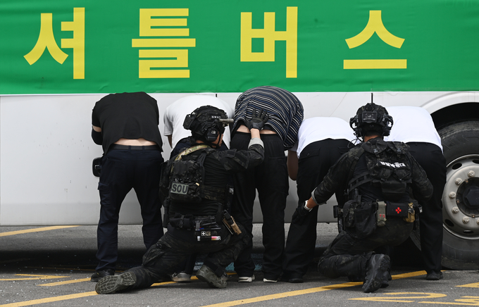 19일 평택시 평택당진항여객터미널에서 열린 '군·경·소방 관계기관 대테러 합동훈련'에서 경찰특공대가 인질을 구출하고 있다.