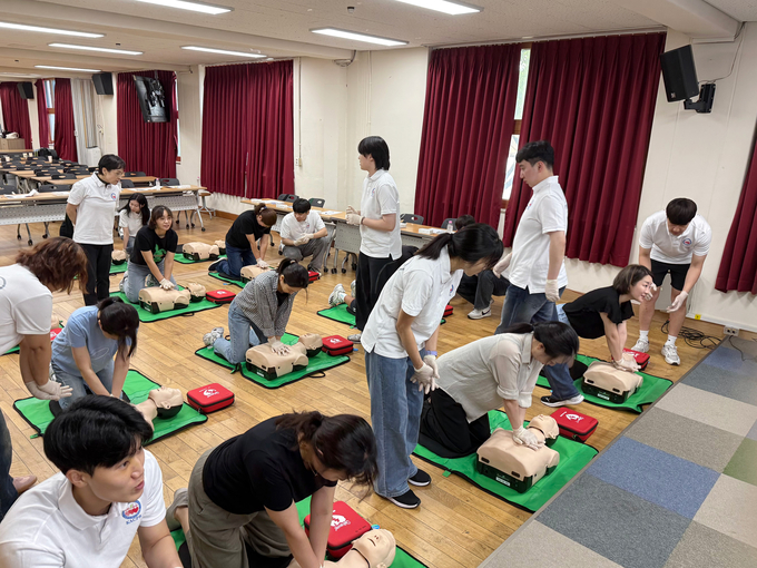  19일 경기대학교가 수원 산남중학교에서 학부모를 대상으로 심폐소생술 교육 봉사를 하고 있다. (사진=경기대학교 제공)