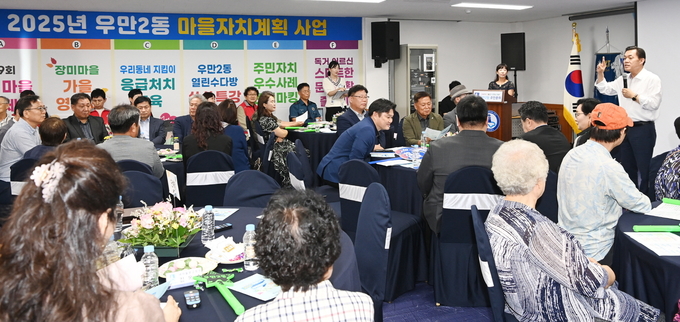 2024년 우만2동 주민총회에서 이재준 수원시장이 발언하고 있다. (사진=수원시 제공)