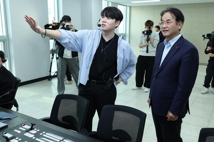 이동환 시장이 중부대학교 GY VC Pre-school 뉴스룸을 방문해 운영 과정을 살펴보고 있다. (사진=고양시 제공)<br>
