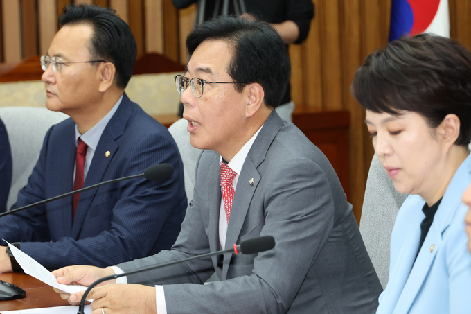 송언석 국민의힘 원내대표가 20일 국회에서 열린 원내대책회의에서 발언하고 있다. 왼쪽부터 유상범 원내운영수석부대표, 송 원내대표, 김은혜 원내정책수석부대표. (사진=연합뉴스)