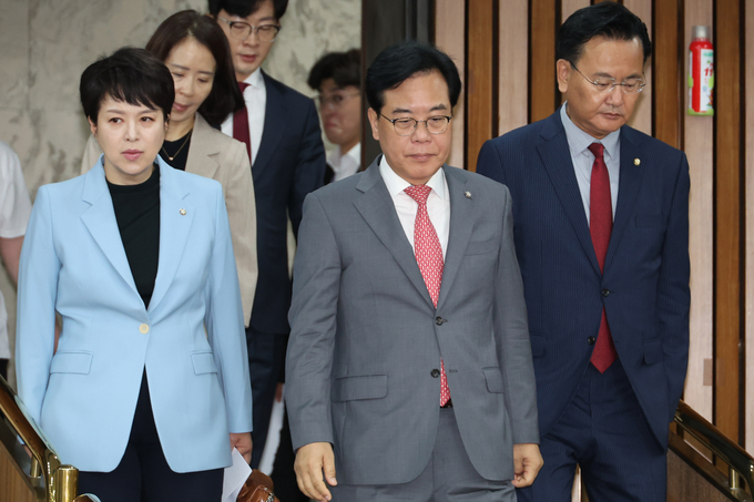 송언석 국민의힘 원내대표와 유상범 원내운영수석부대표(오른쪽), 김은혜 원내정책수석부대표(왼쪽)가 20일 국회에서 열린 원내대책회의에 참석하고 있다. (사진=연합뉴스)