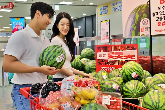 롯데마트 제타플렉스 서울역점에서 고객들이 롯데레드페스티벌 행사 상품을 쇼핑하고 있다. (사진=롯데쇼핑 제공)