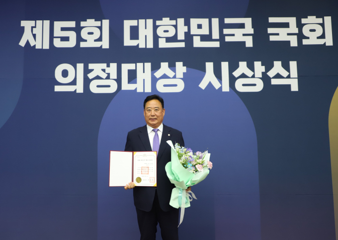 어기구 의원(민주·충남 당진)이 지난 11일 국회에서 열린 ‘제5회 대한민국 국회 의정대상’에서 입법활동 부문 대상을 수상했다. (사진=어기구 의원실 제공)