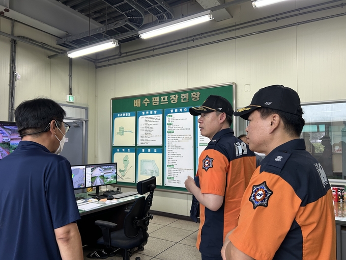 고양소방서는 여름철 집중호우와 태풍 등에 대비해 인명피해 우려역을 대상으로 현장 점검을 실시했다. (사진=고양소방서 제공)<br>
