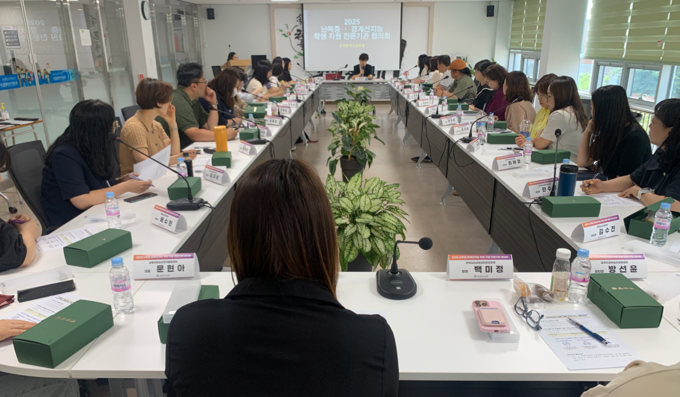 지난 19일 인천학생안전체험관에서 열린 ‘난독증·경계선 지능 학생 지원을 위한 민관학 협의체 운영’ 회의 중 한 참석자가 발언하고 있다. ( 사진 = 인천시교육청 제공 )