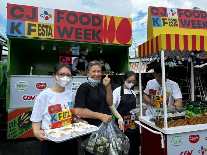  2024 CJ K FESTA 푸드 위크를 즐기는 베트남 소비자. (사진=CJ그룹 제공)