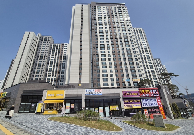 지난 4월부터 입주가 가능한 제일풍경채2차 아파트. 단지 곳곳에서 아파트 하자가 발생하고 있지만 제대로 된 보상이 이뤄지지 않고 있다. ( 사진 = 이현도 기자 )