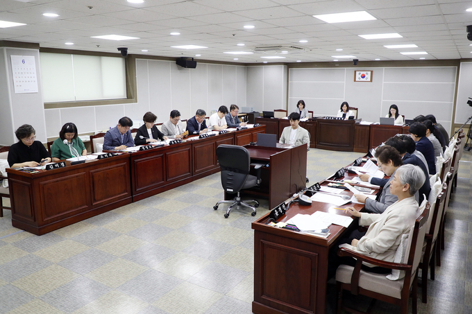 수원시의회 예산결산특별위원회가 '2025년도 제1회 일반 및 특별회계 세입·세출 추가경정예산안' 등을 심사하고 있다. (사진=수원시의회 제공)